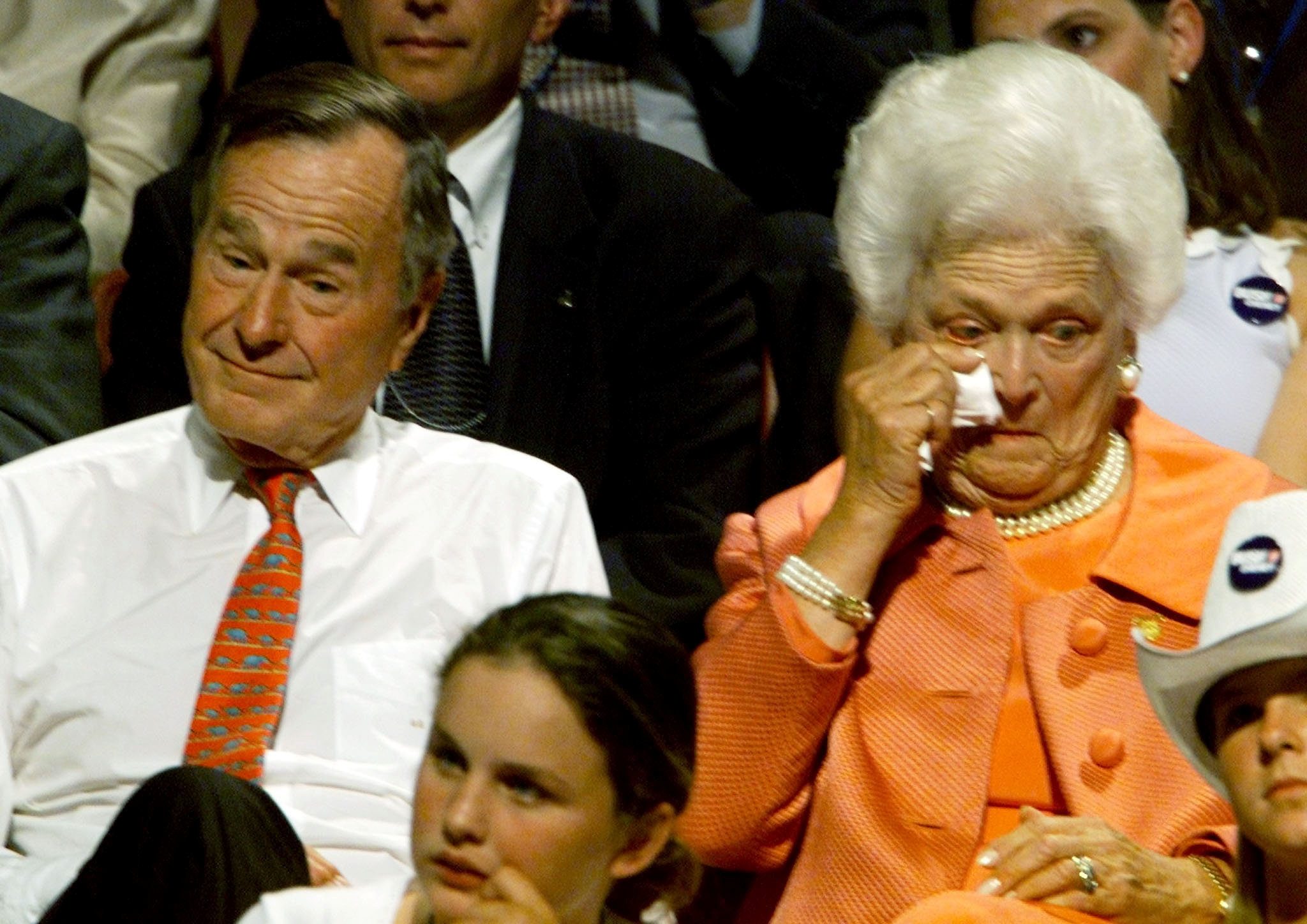 الرئيس الأميركي الأسبق جورج بوش وزوجته