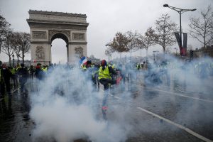 احتجاجات السترات الصفراء بفرنسا