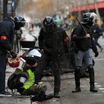 شرطة مكافحة الشغب الفرنسية تعتقل أحد المتظاهرين