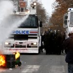 الشرطة الفرنسية تستخدم المياه لصد المحتجين