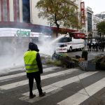 الشرطة الفرنسية تستخدم المياه لصد المحتجين