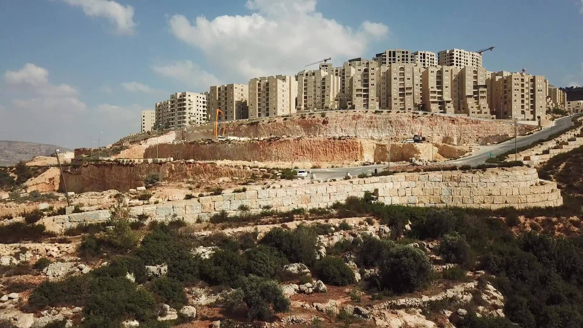 قبضة مقاومة مليئة بالأموال.. روابي المدينة الفلسطينية الموعودة