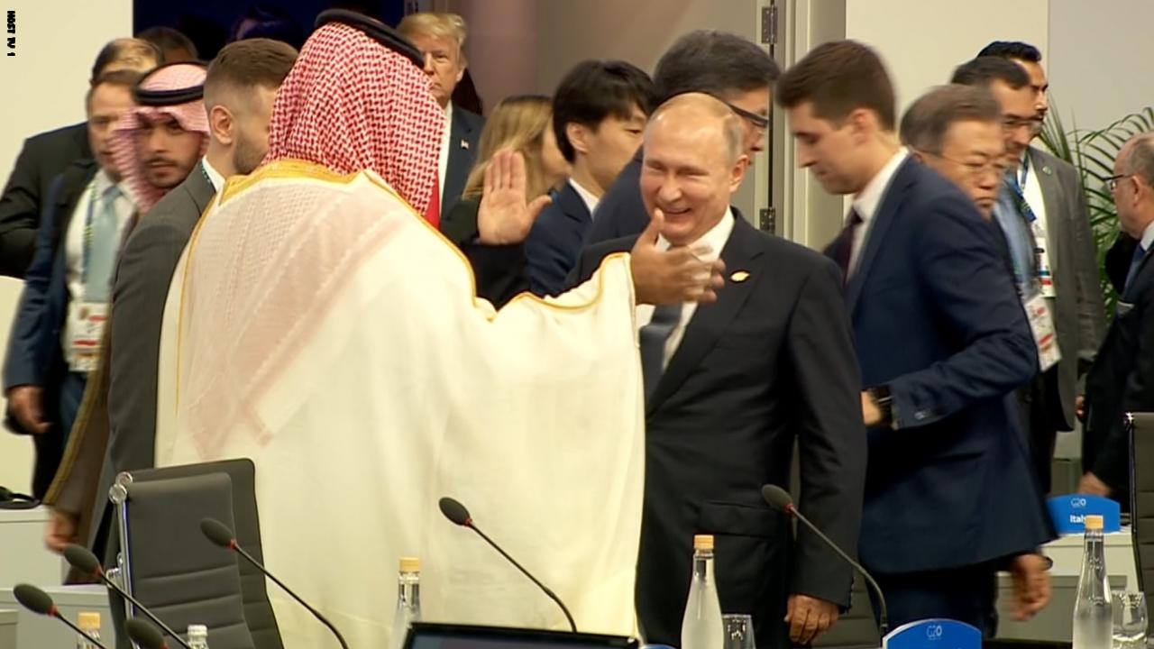 مصافحة حارة بين بوتين ومحمد بن سلمان في قمة العشرين /وكالات