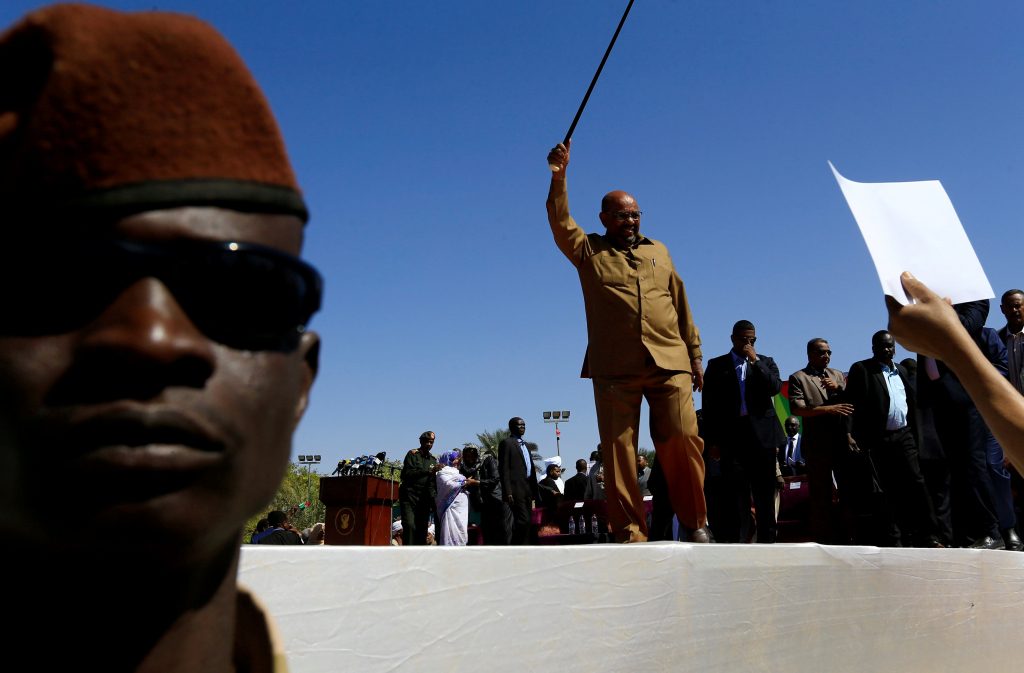 الرئيس السوداني عمر البشير يلوح إلى أنصاره خلال تجمع في الساحة الخضراء في الخرطوم ـ رويترز