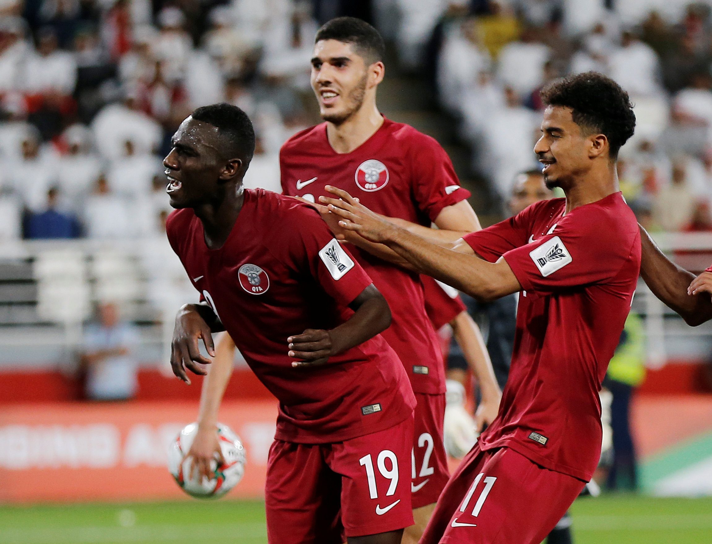 المهاجم القطري المعز علي رفع رصيده في كأس آسيا 2019 إلى 8 أهداف (رويترز)