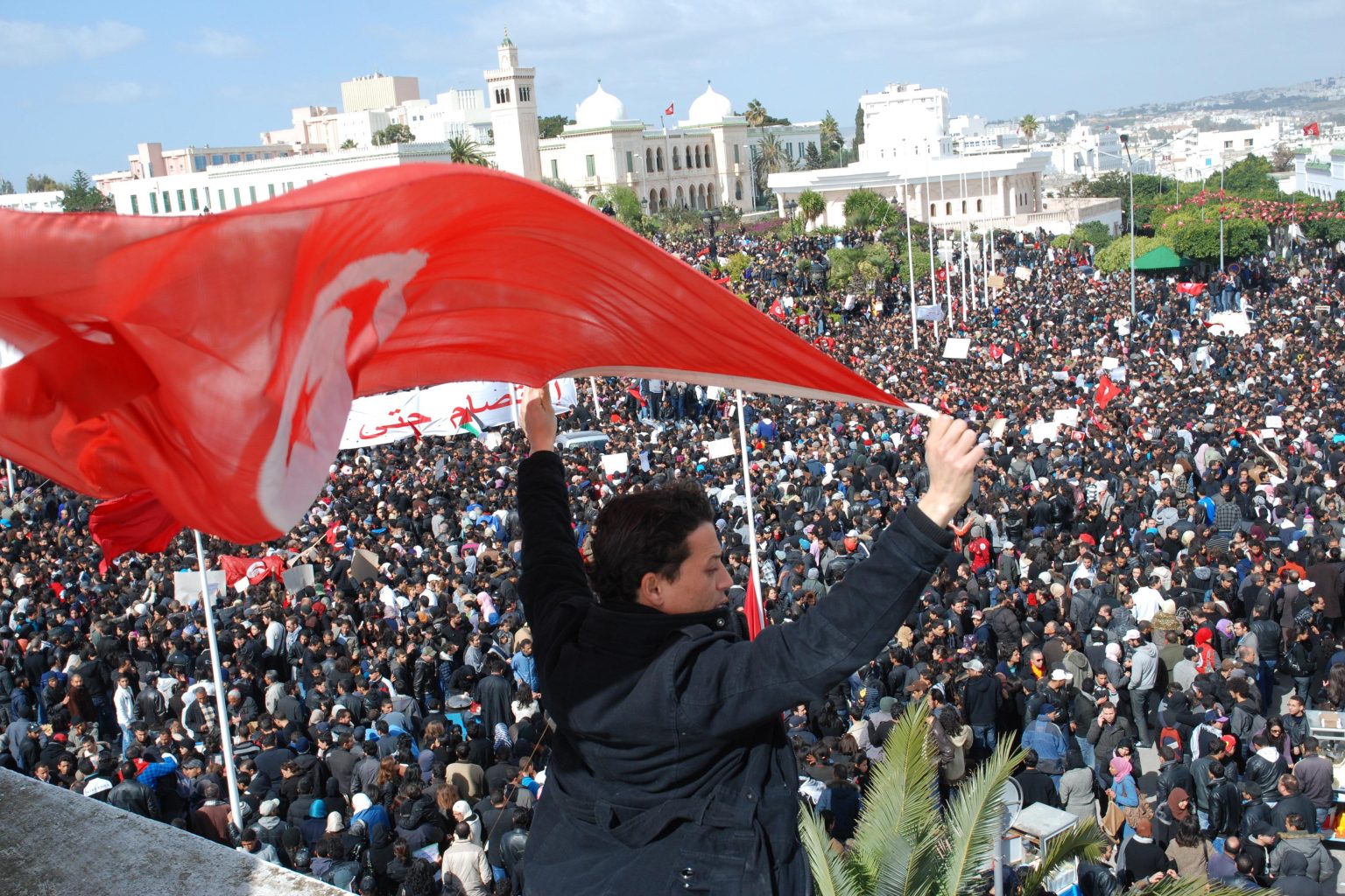 لماذا نجحت تونس بالانتقال الديمقراطي وفشلت غيرها من دول الربيع العربي؟ توماس فريدمان يجيب