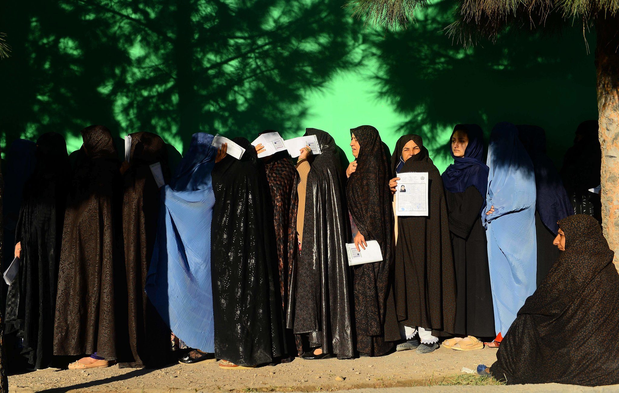 السلام المنقوص.. لماذا تقلق الافغانيات من نجاح المفاوضات بين أمريكا وطالبان؟