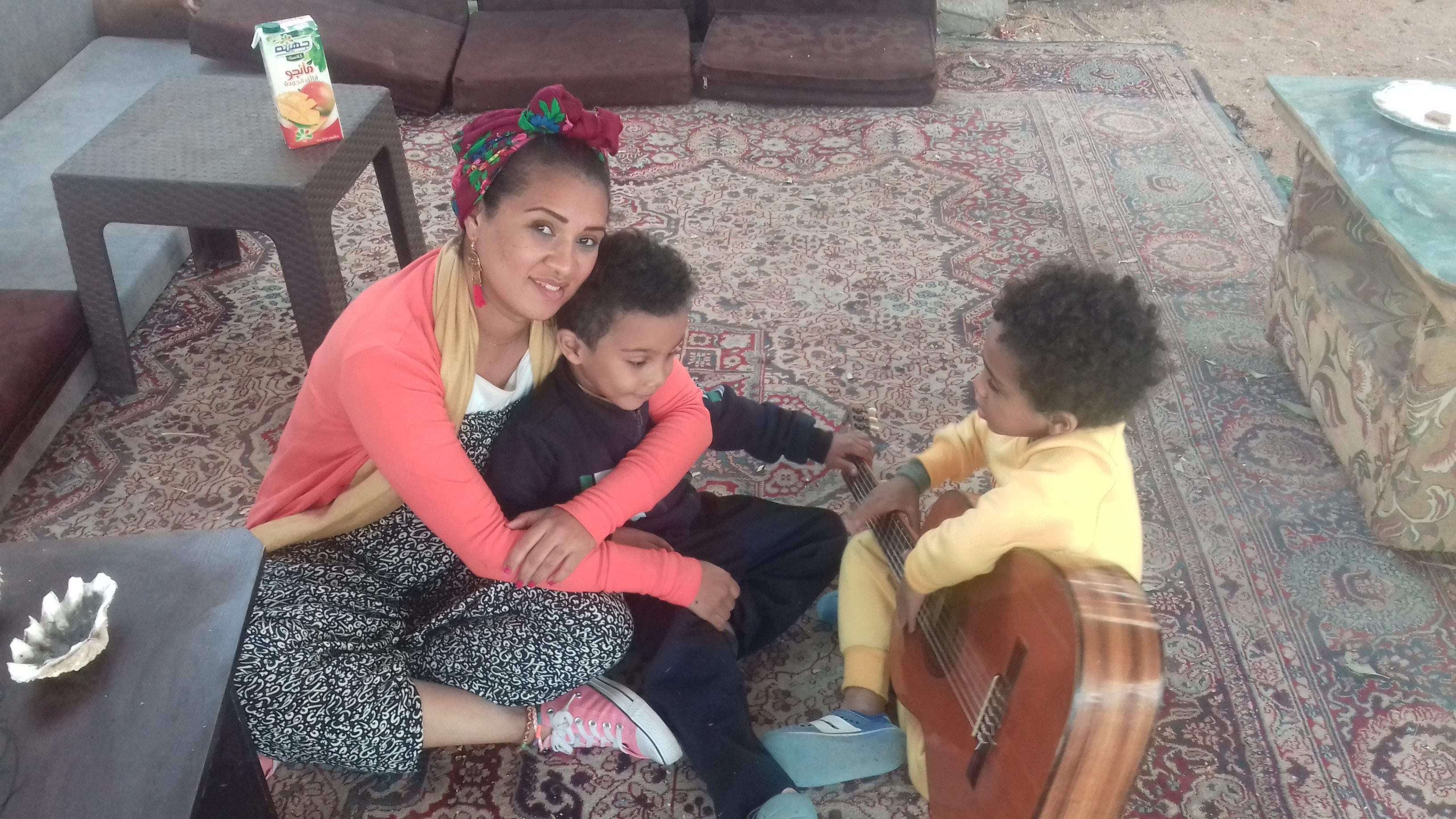 الكاتبة مع أطفالها