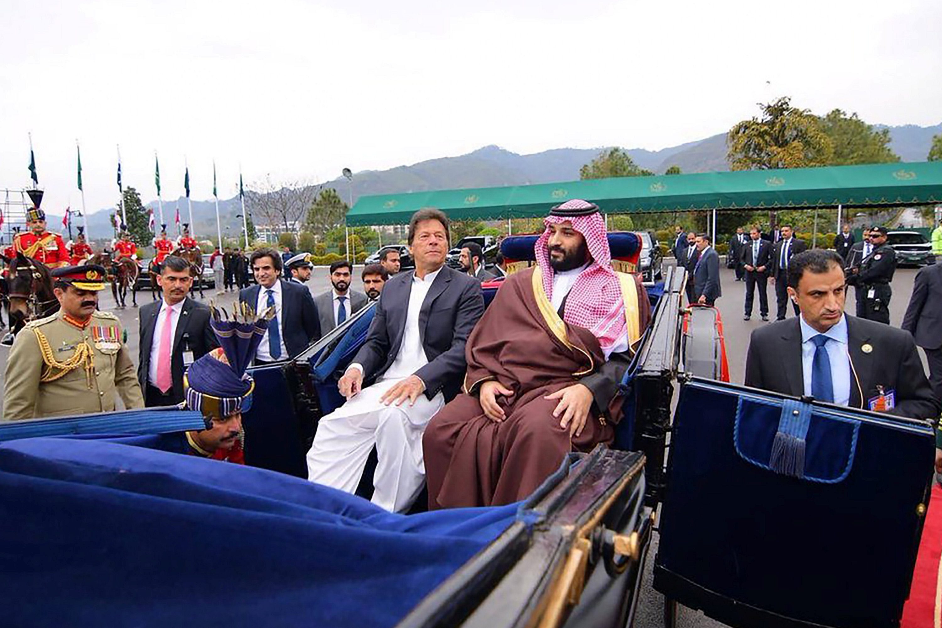عمران خان يمازح محمد بن سلمان