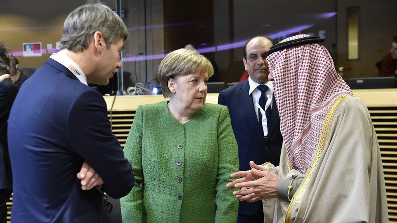 المستشارة الألمانية أنجيلا ميركل في حديث مع وزير الخارجية السعودي السابق عادل الجبير، بروكسل ، فبراير 2018/ رويترز