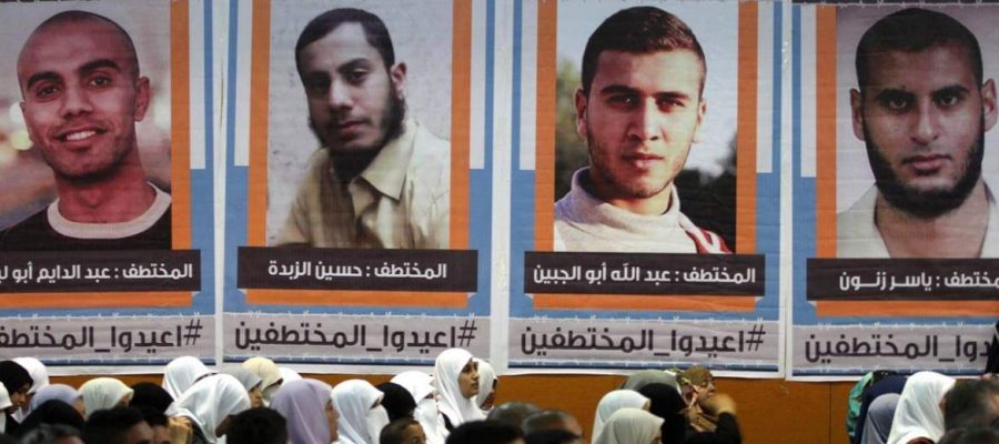  الإفراج عن 8 فلسطينيين كانوا مختطفين بمصر.. D0fVXYDXQAE0e_l-900x400