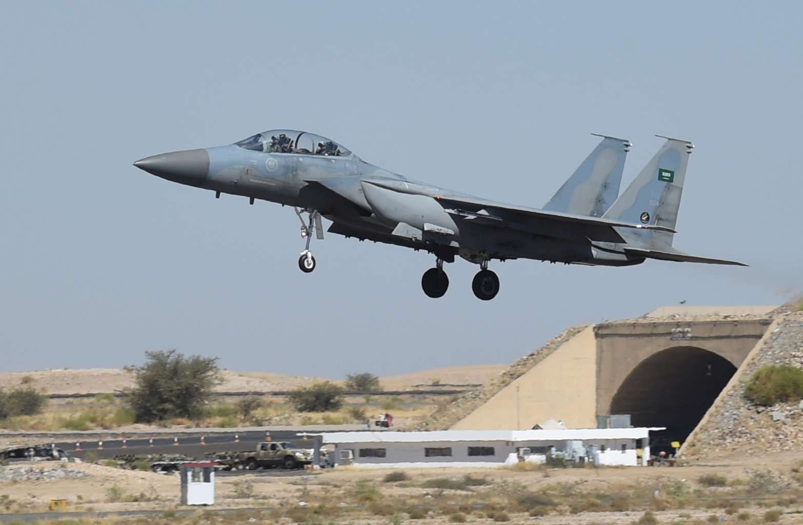طائرة سعودية من طراز F-15 في القاعدة الجوية العسكرية لخميس مشيط على بعد 550 ميلاً من العاصمة الرياض/ AFP