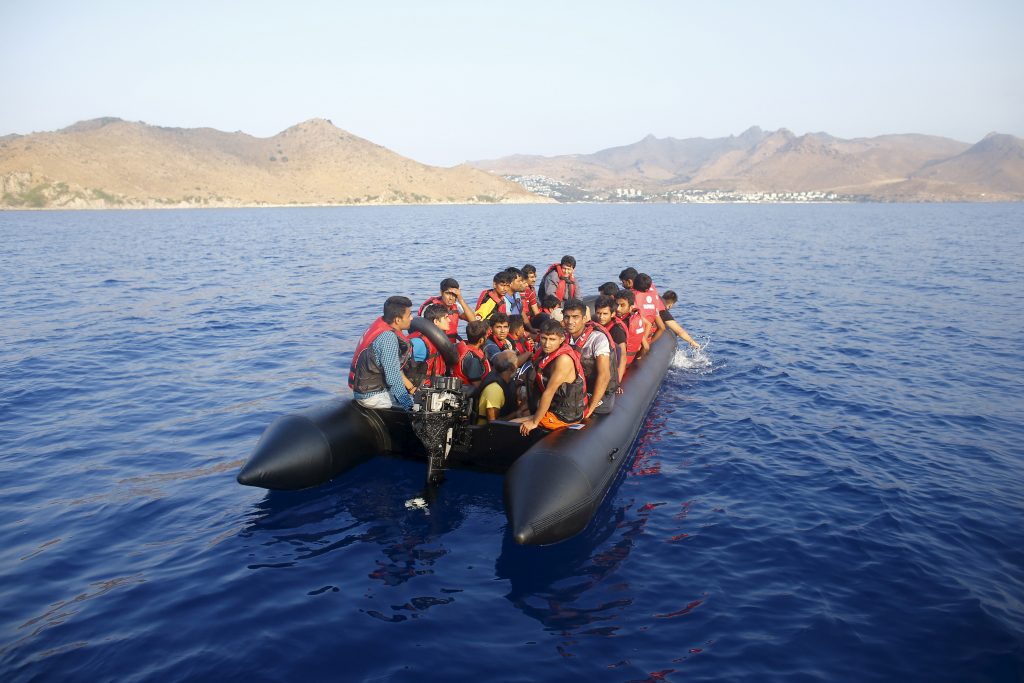 مهاجرون يخطفون سفينة شحن تجارية أنقذتهم قبالة ليبيا