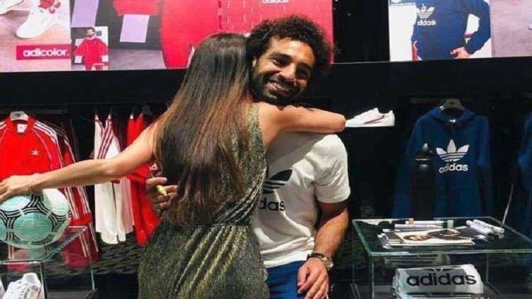 تعليق كوميدي من والدة محمد صلاح على صورة مُحرجة له