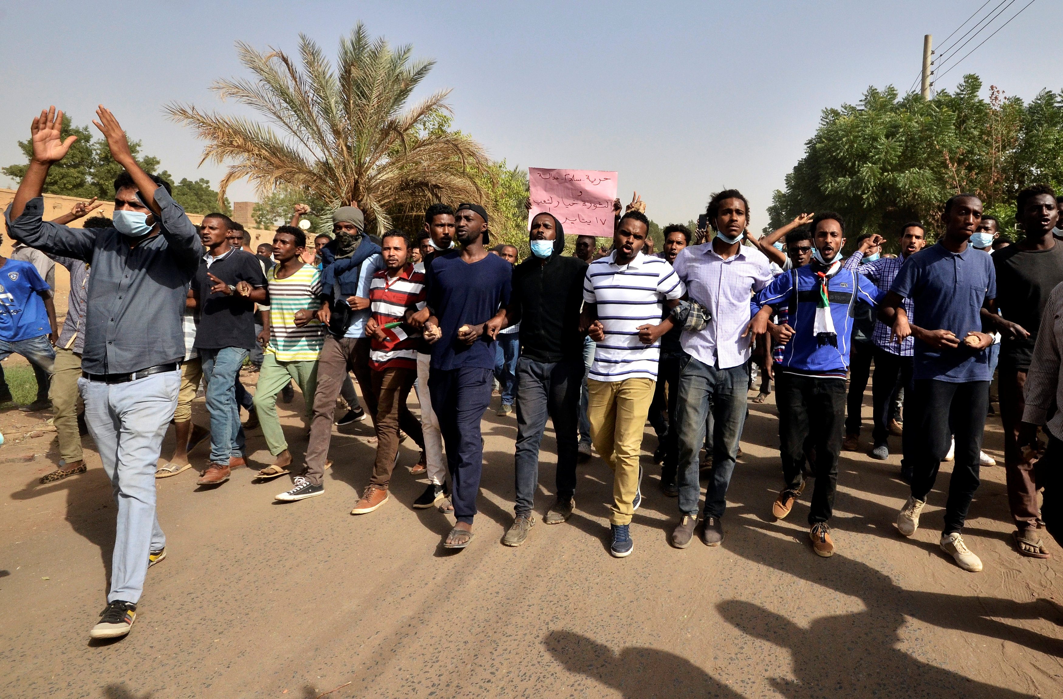 السودانيون مصرون على الاعتصام حتى تحقيق جميع مطالبهم/ رويترز