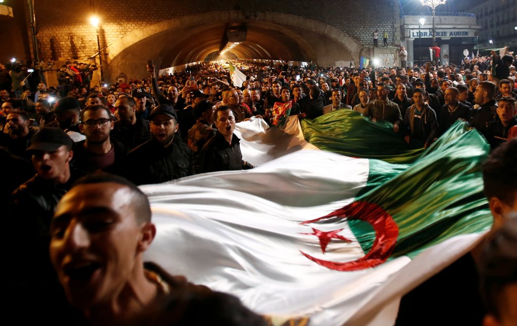 الجزائريون يحتفلون باستقالة عبد العزيز بتوفليقة/ رويترز