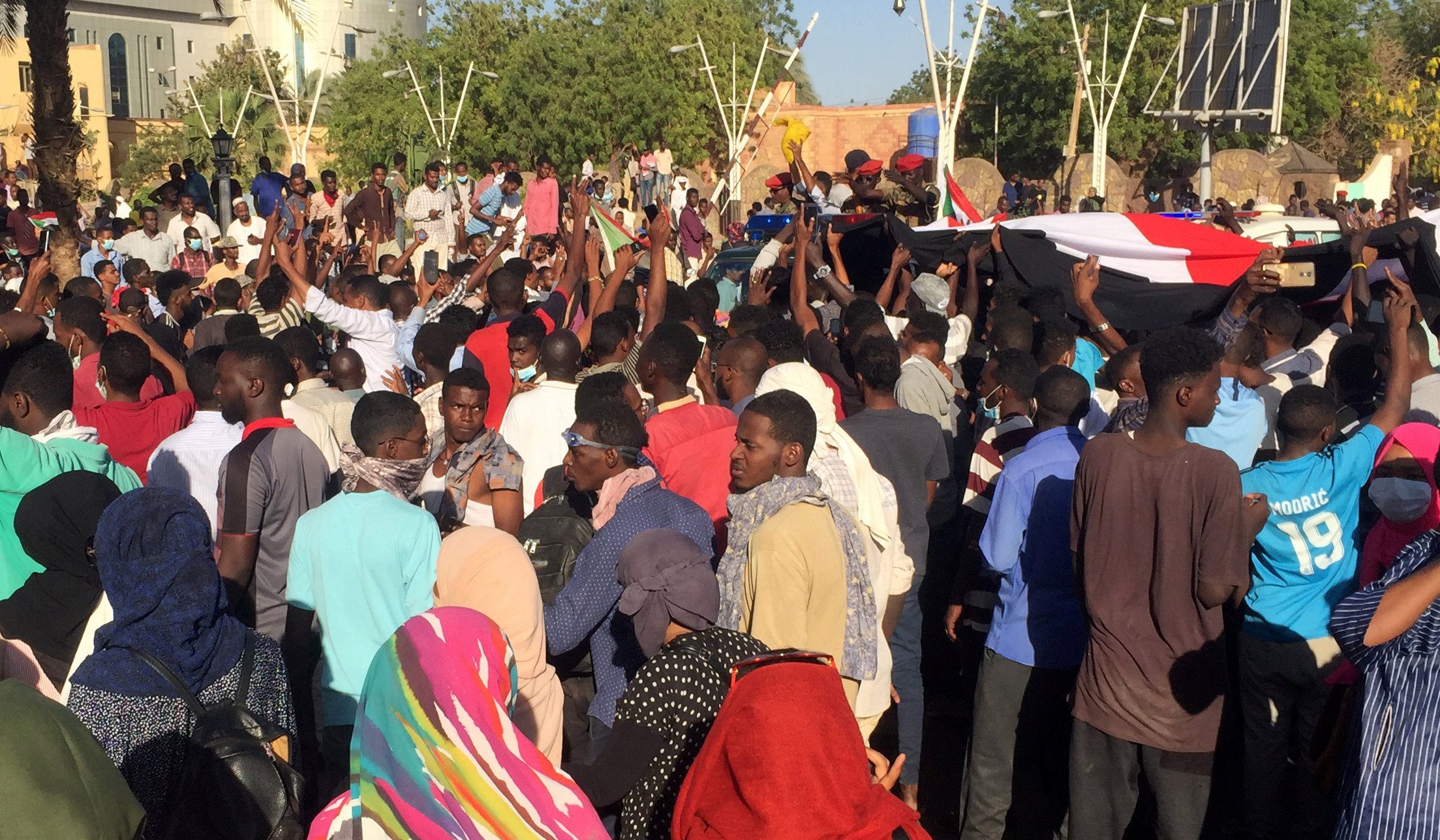 آلاف السودانيين يعتصمون لليوم الثاني أمام مقر إقامة البشير