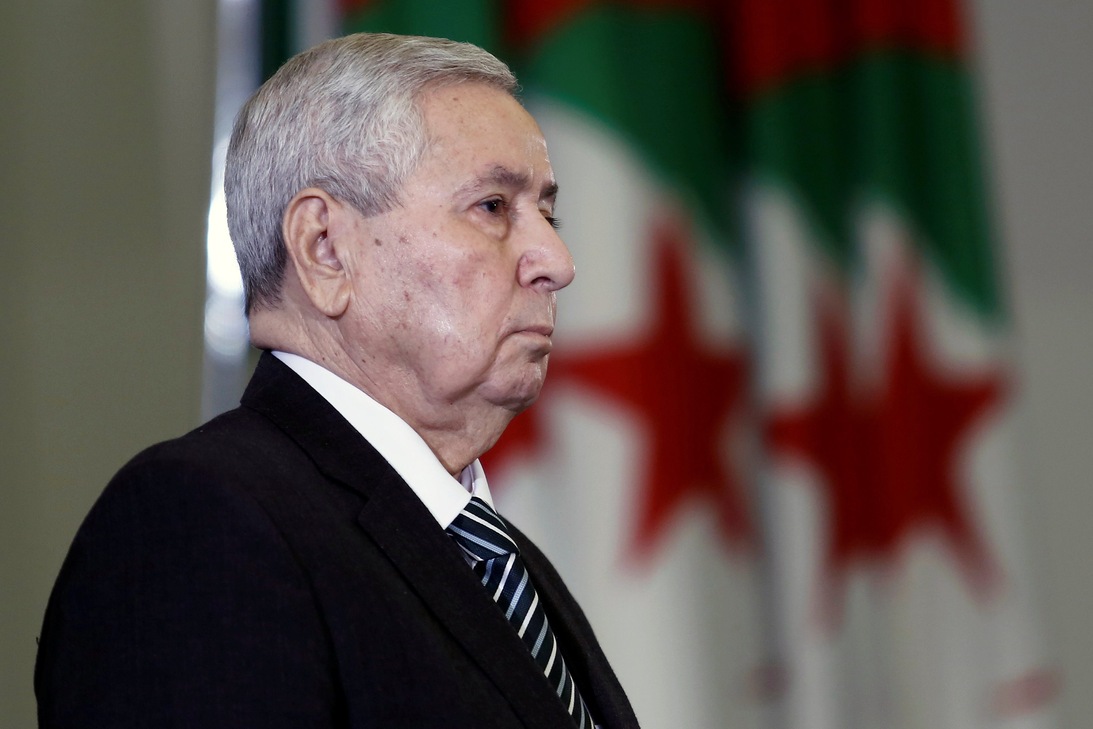 الرجل الثاني الذي لا يتكلم إلا لماماً.. من هو عبد القادر بن صالح؟
