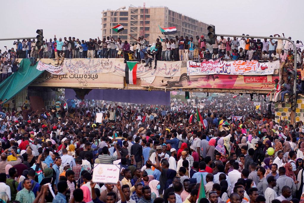 Reuters/ احتفال السودانيين باعتقال عمر البشير