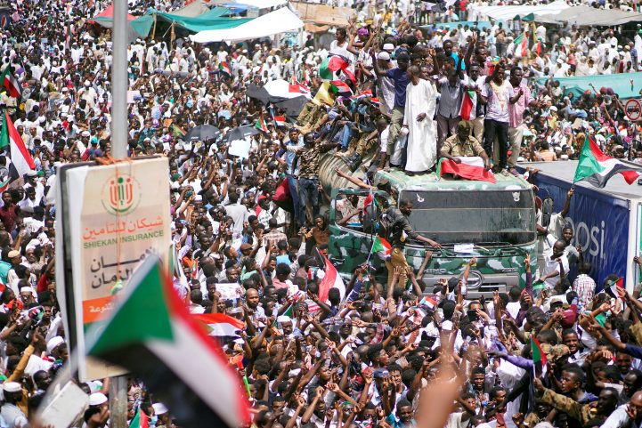 آلاف المتظاهرين وسط العاصمة السودانية الخرطوم/ رويترز
