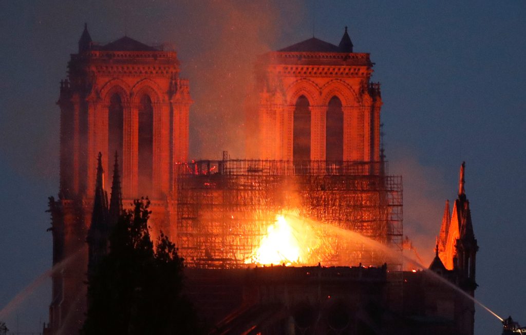 حريق كاتدرائية نوتردام في باريس
