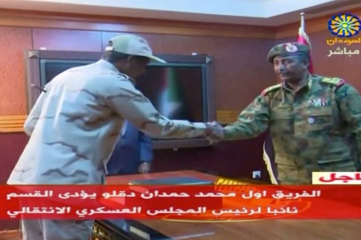 محمد حمدان دقلو خلال أدائه اليمين الدستورية بعد تعيينه نائبا لرئيس المجلس العسكري