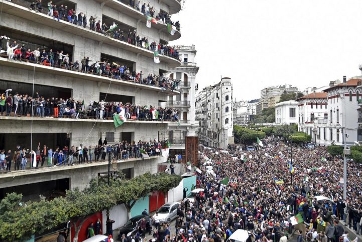 محتجون جزائريون يحتفلون بسقوط بوتفليقة/ رويترز