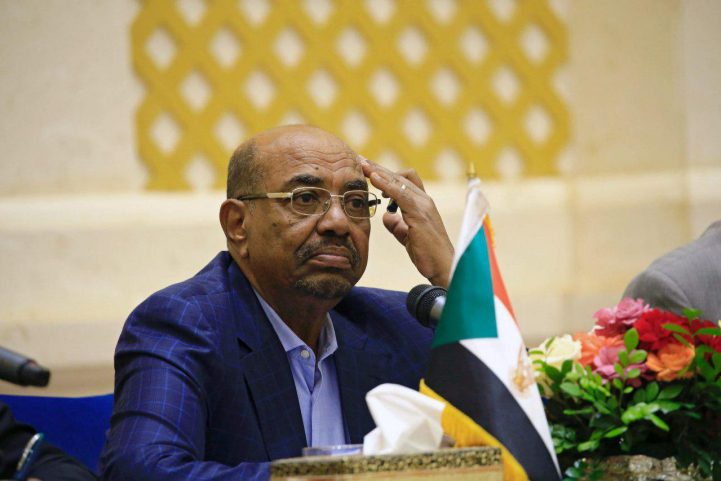 ترك الرئيس السوداني المخلوع عمر البشير صراعاً كبيراً بين خلفائه في السلطة/ رويترز