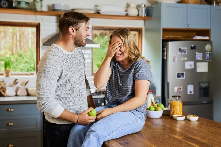 iStock/ الأزواج الذين يحبون بعضهم بشدة ينظرون إلى بعضهم 75% من الوقت