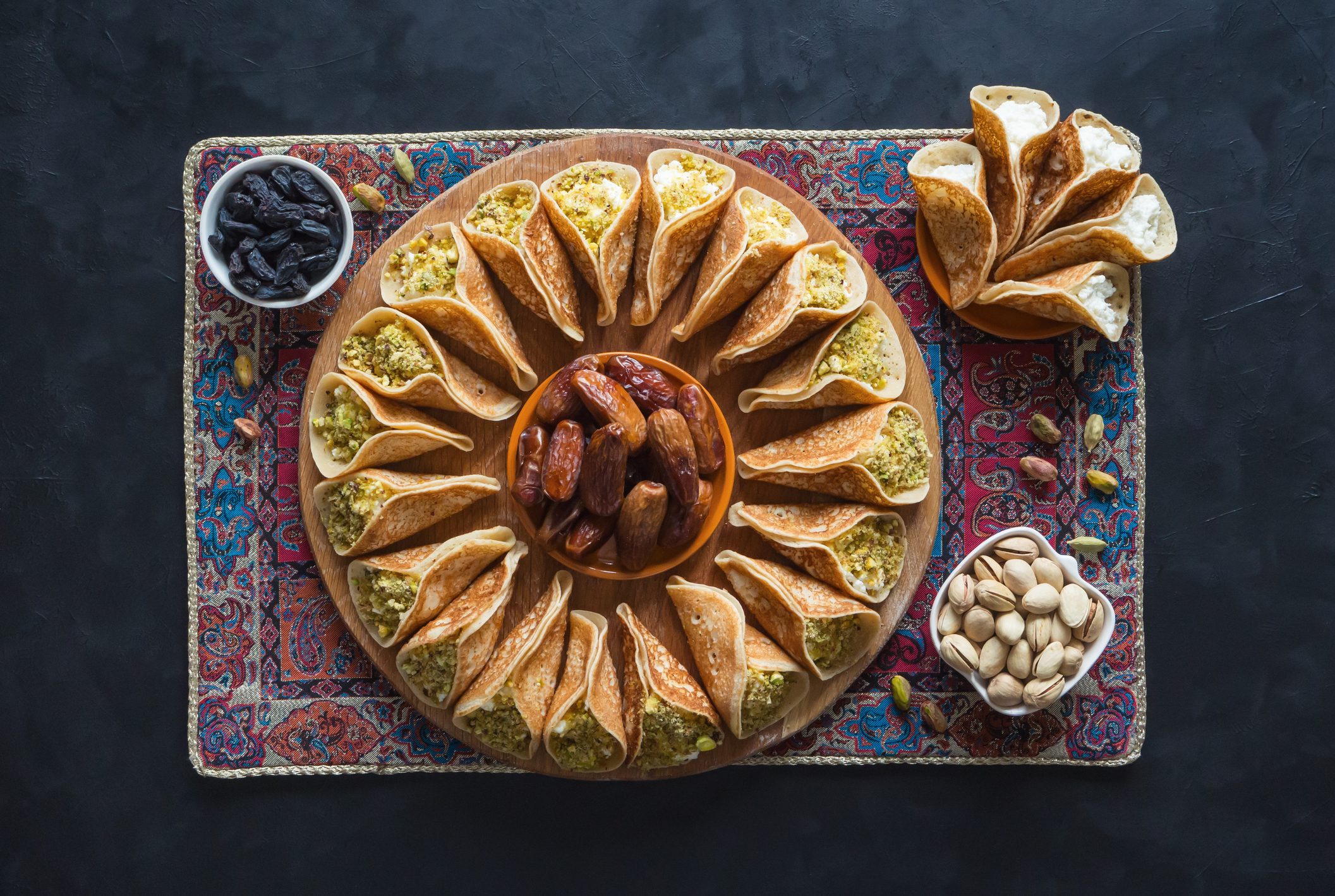 iStock/ وجود القطايف لم يقتصر على موائد رمضان في بلاد الشام وإنما أصبحت تتنافس مع الكنافة على مائدة الشعر العربي
