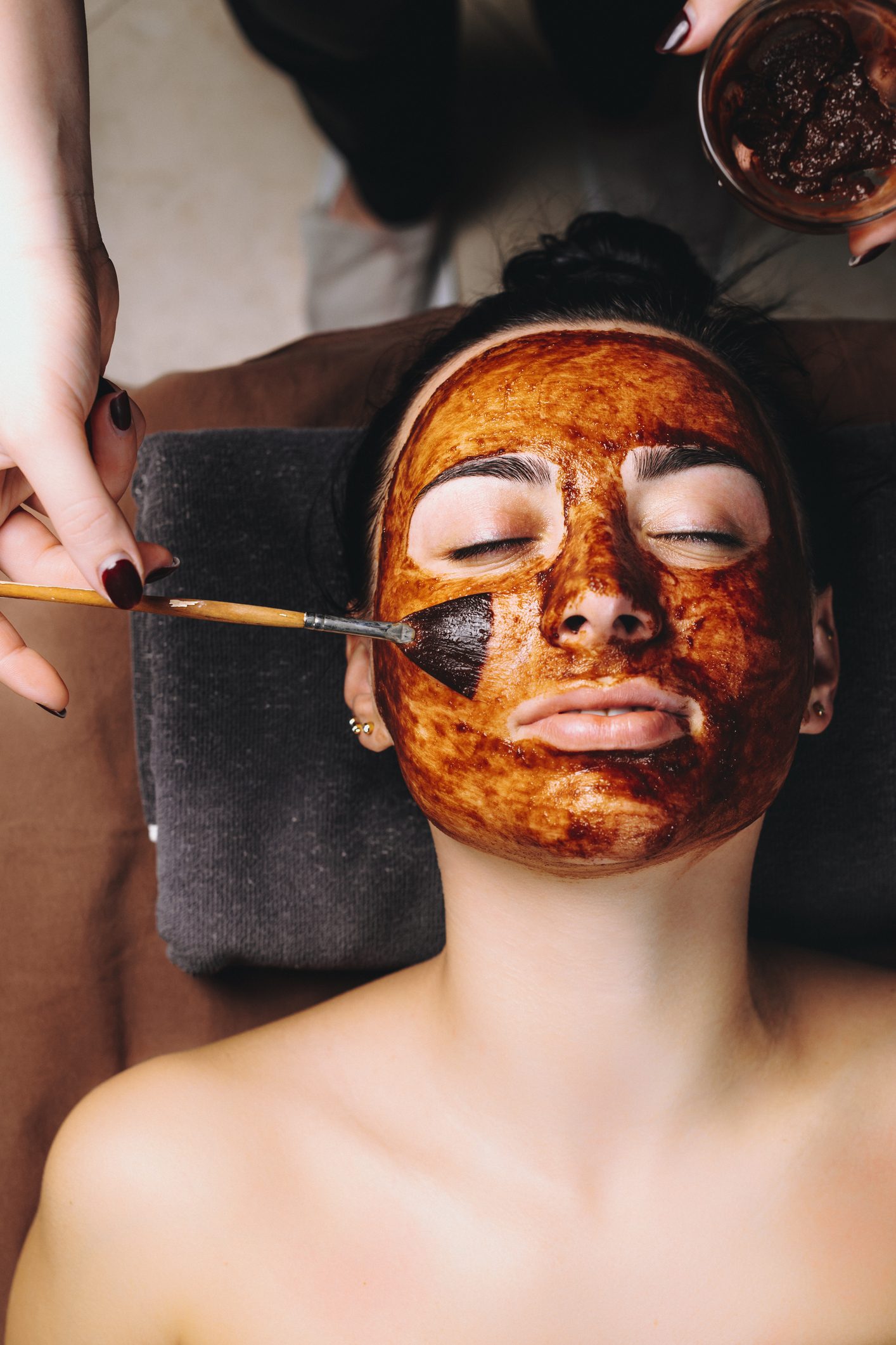 iStock \ يعتبر الشوفان وصفةً مفيدةً جداً للتقليل من حب الشباب، وذلك بسبب قدرته الرائعة على تنظيف مسامات البشرة  