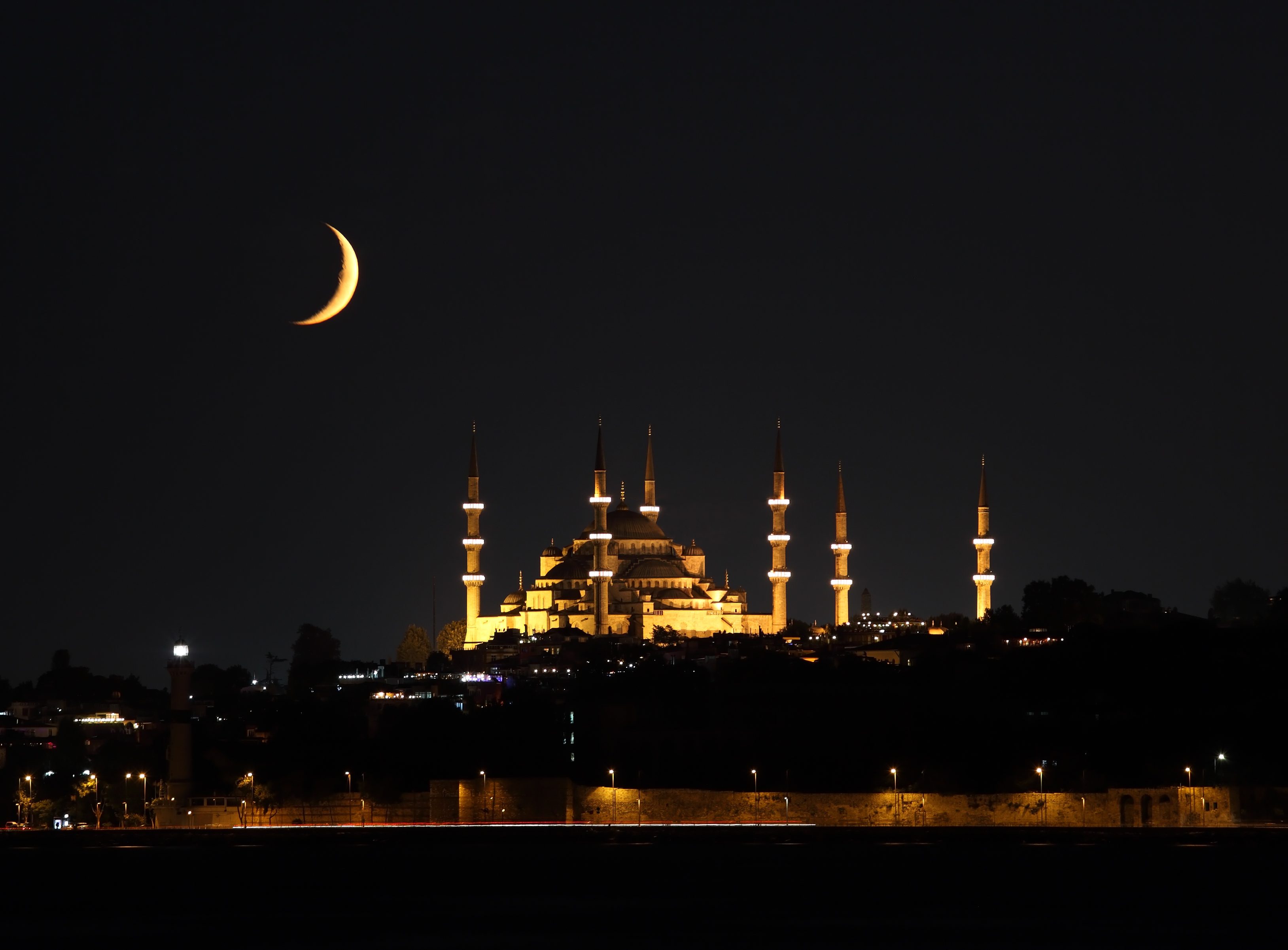 iStock/القطايف تُصنع على شكل هلال نسبة لرمضان