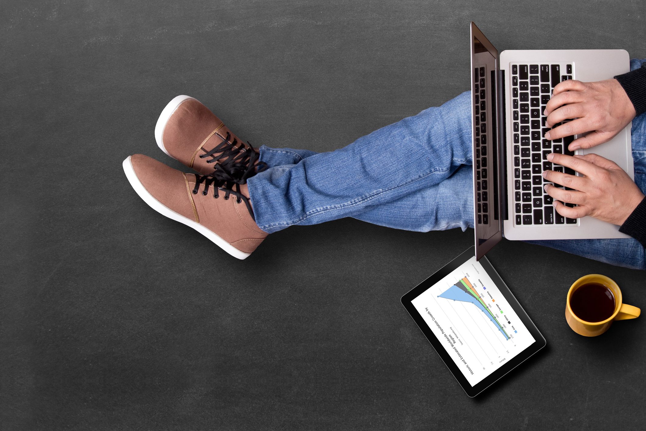 iStock/ ليست كل الأحذية الرياضية مناسبة للعمل لذلك تم تصميم أنواع من الأحذية شكلها قريب من الأحذية الرسمية