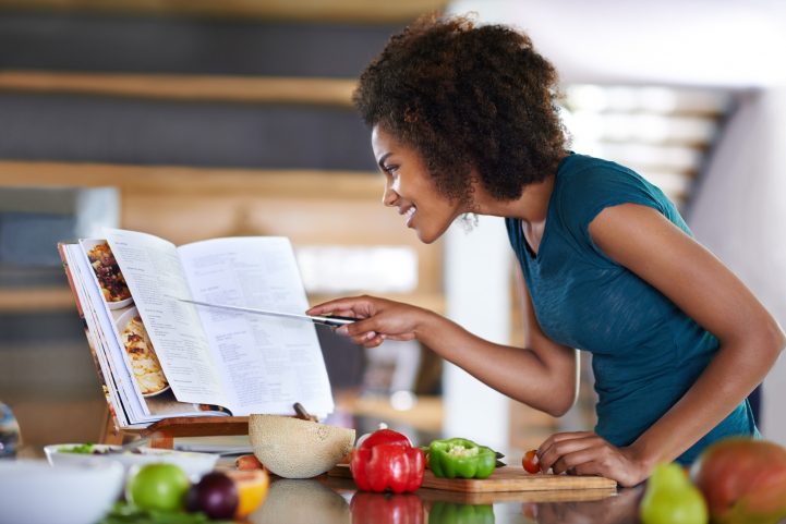 iStock \ تحتوي كتب الطبخ على أشهى الوصفات وأدق التفاصيل