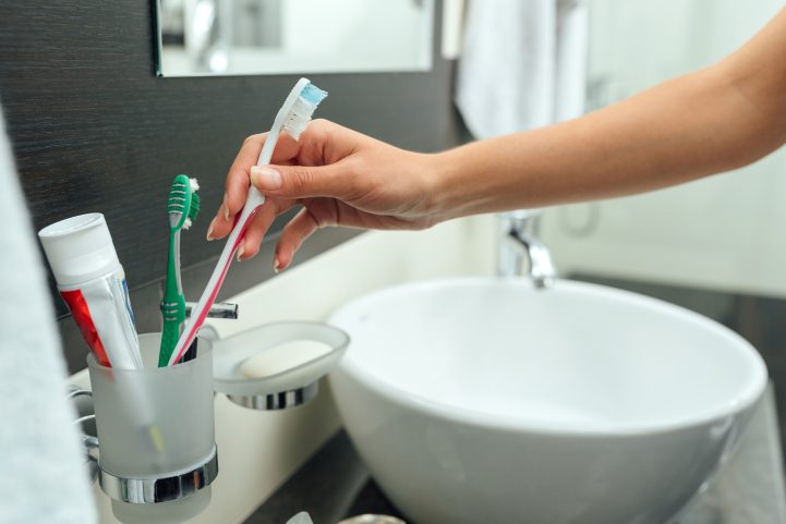 هناك أشياء يجب ألا تضعها في الحمام مثل فرشاة الأسنان - iStock