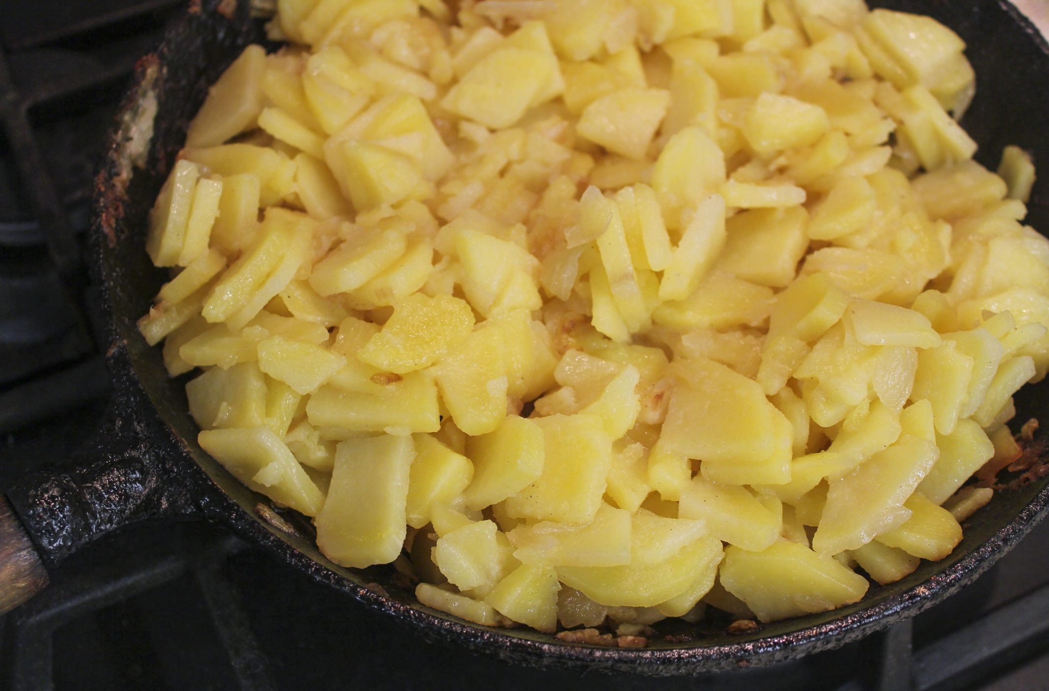 iStock/ أهم شيء علينا فعله أثناء تحضير معكرونة البطاطا هو الالتزام بالمكونات ومقاديرها لنحصل على نكهة لذيذة