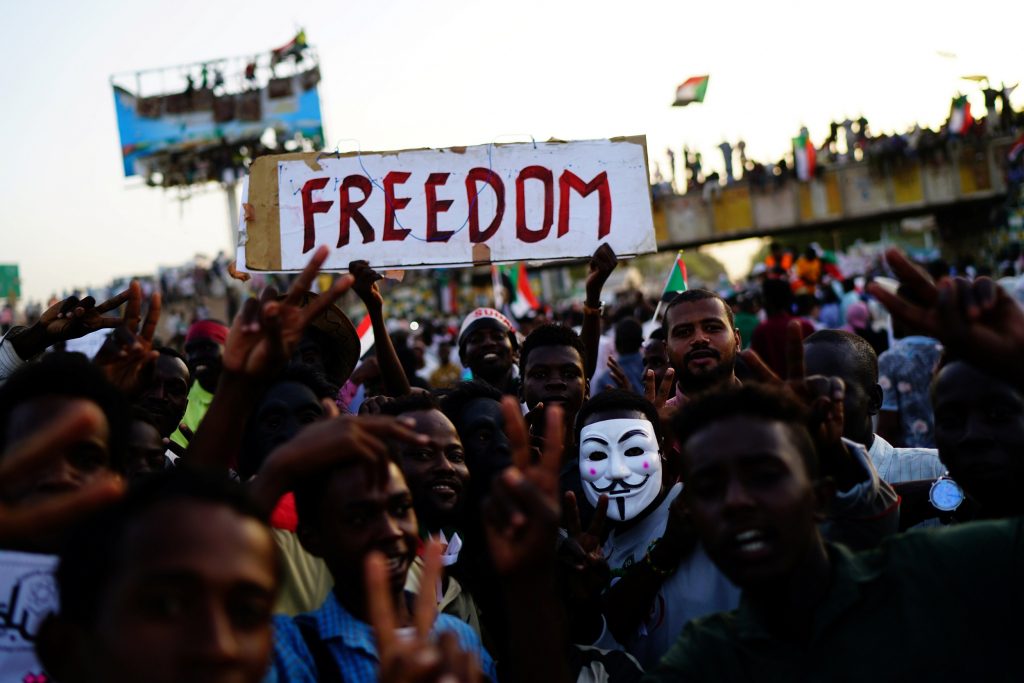 السودانيون يواصلون اعتصامهم أمام مقر قيادة الجيش/ رويترز