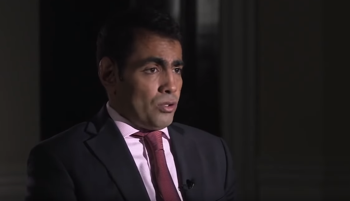 المعارض السعودي غانم المصارير (الدوسري) خلال مقابلة له على محطة BBC