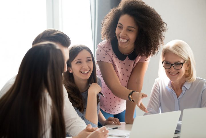 iStock \  استخدام الكوميديا  يُخفف من حدّة الخلاف 