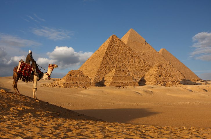 المتحف المصري الكبير هجوم الأهرامات