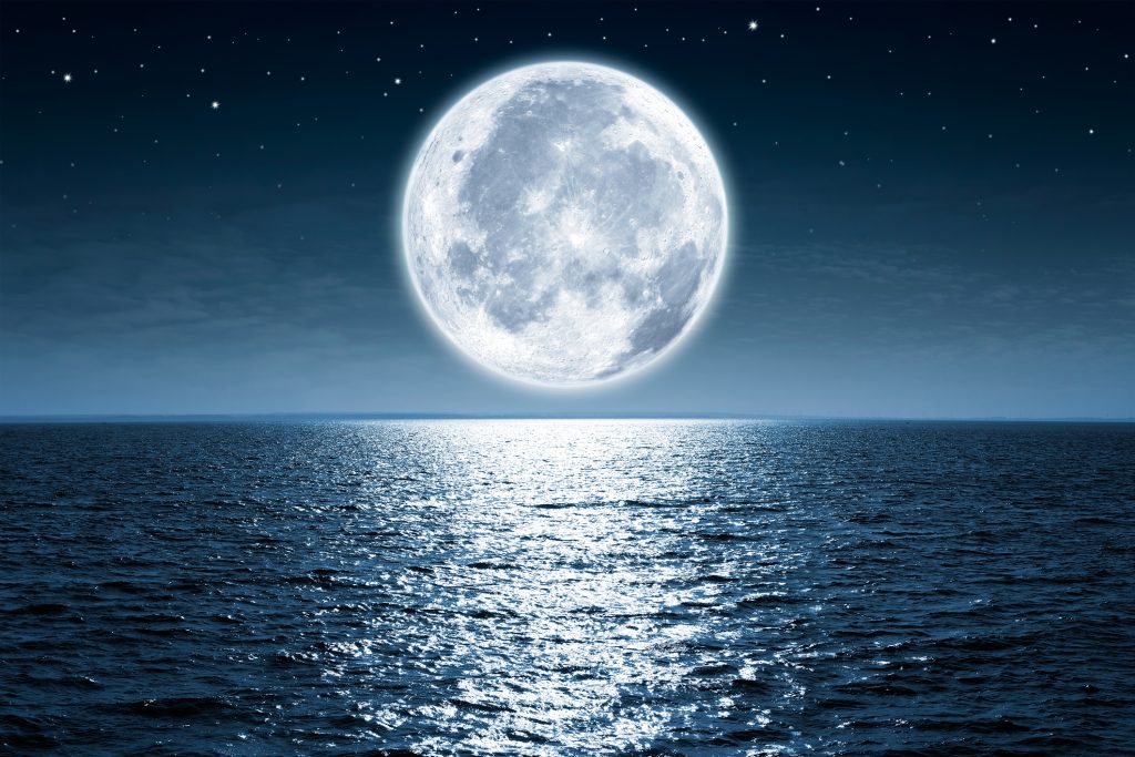 القمر يتسبب في حدوث المد والجزر على الأرض