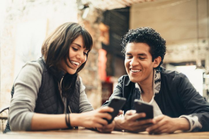 iStock/ عندما يتعلَّق الأمر بإصلاح علاقة، لا يوجد شيء أكثر فاعلية من التواصل المستمر المباشر الصادق.