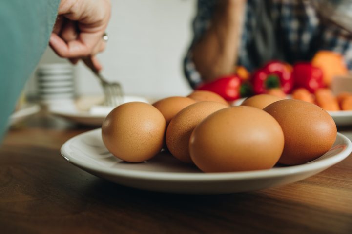 iStock/ البيض المسلوق قد ينفجر إذا تم تسخينه في المايكرويف