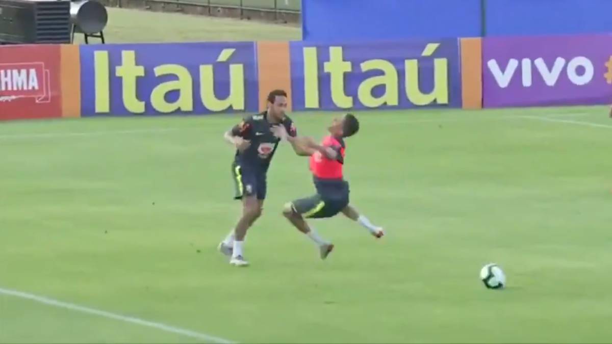 نيمار يغضب جمهور البرازيل مجددا بتصرف غير رياضي عربي بوست