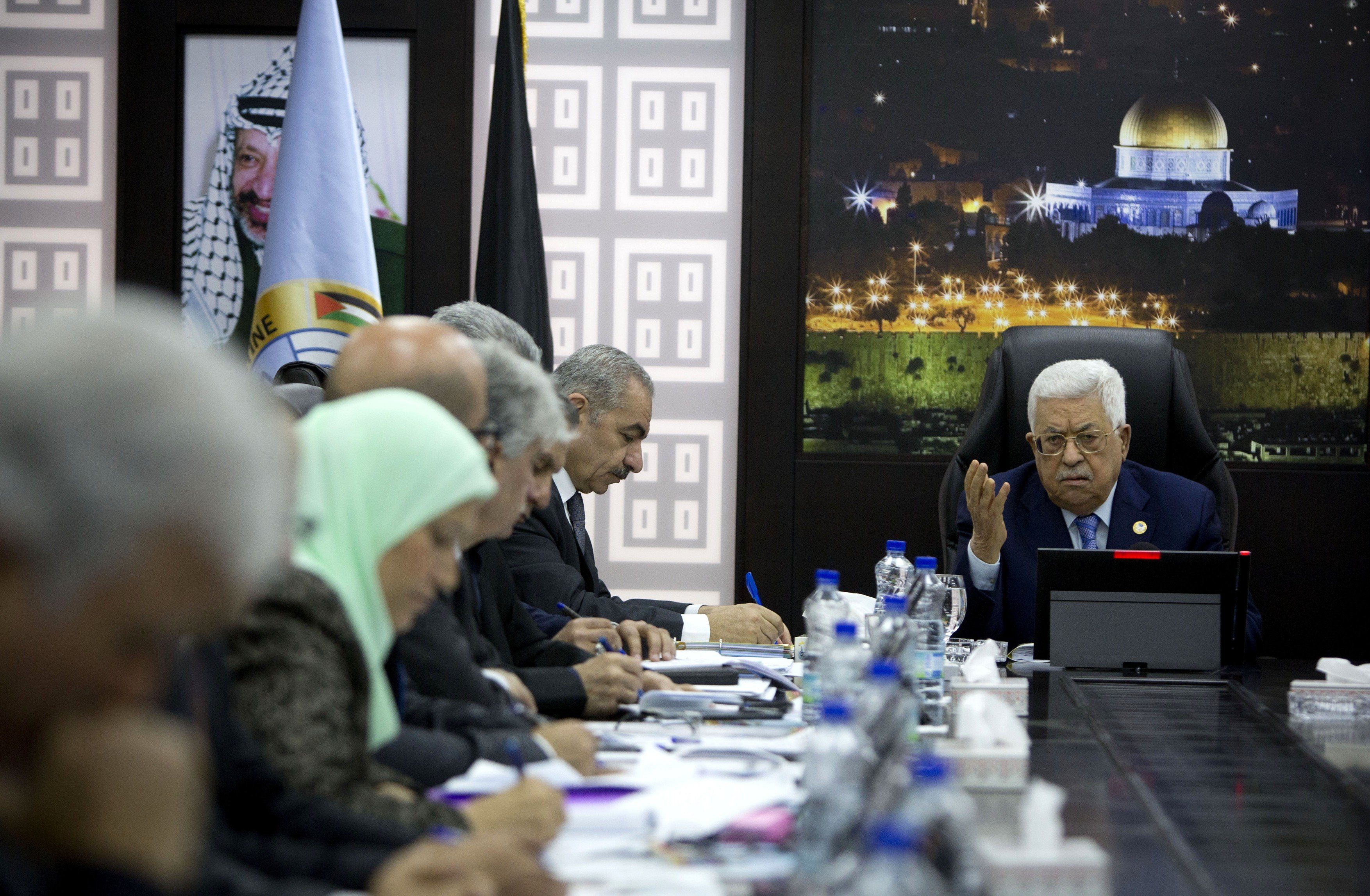 خنقُ الضفة وغزة قبل مؤتمر البحرين.. السلطة الفلسطينية بين خيارين: إما الإذعان لترامب وإما المواجهة المفتوحة