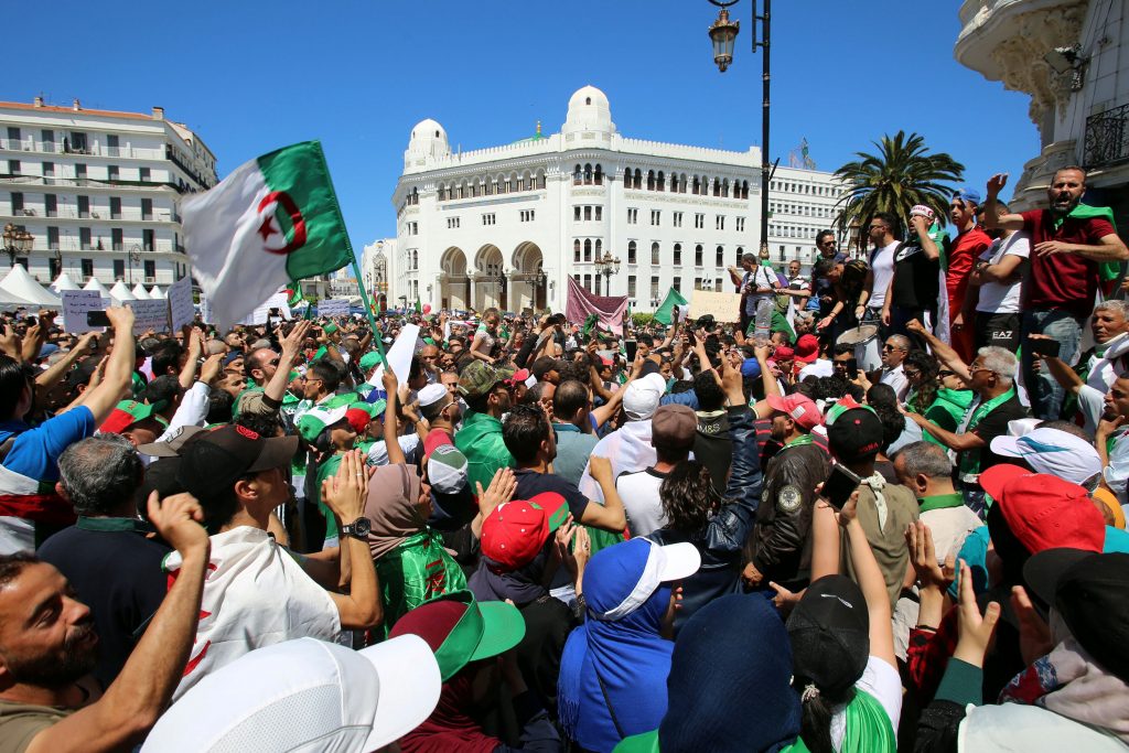 تأجيل الانتخابات الجزائرية
