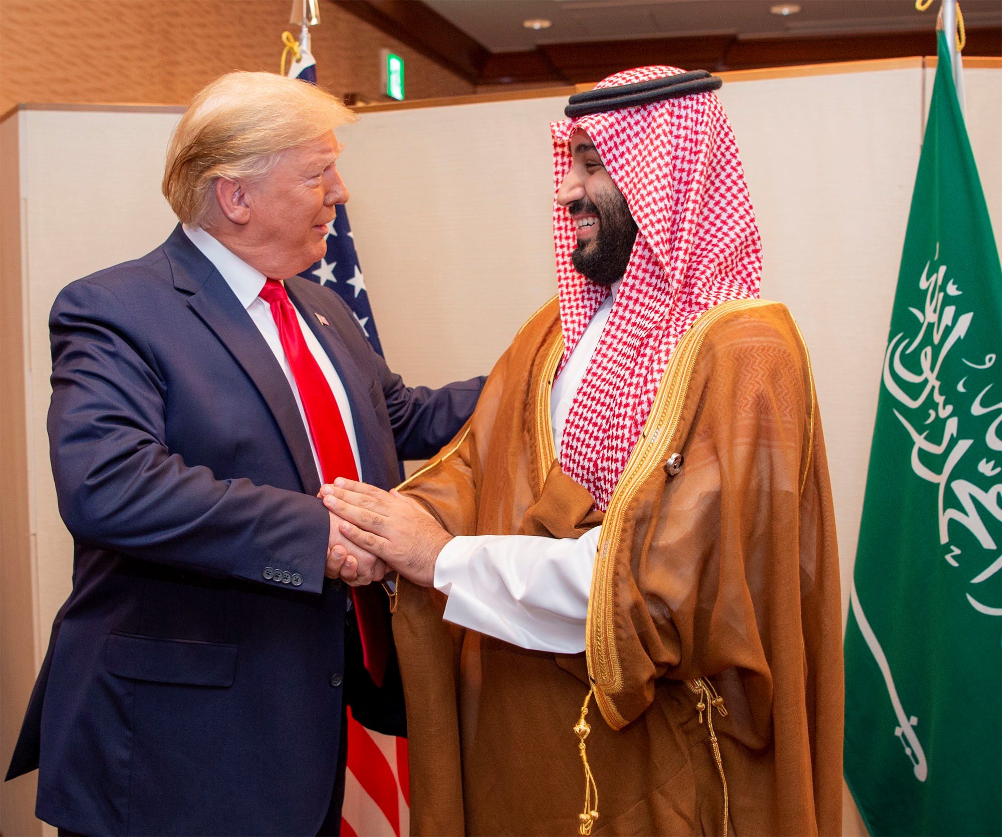 الرئيس الأمريكي دونالد ترامب خلال لقائه ولي العهد السعودي محمد بن سلمان على هامش قمة العشرين في اليابان، يونيو الماضي/ رويترز