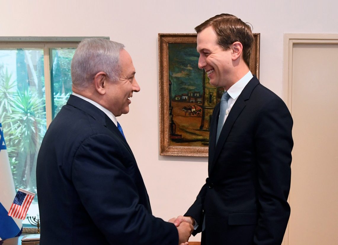إسرائيل «تخدع الرأي العام الدولي» ببناء منازل للفلسطينيين.. نتنياهو يلتقي كوشنر في القدس للترويج لـ«صفقة القرن»