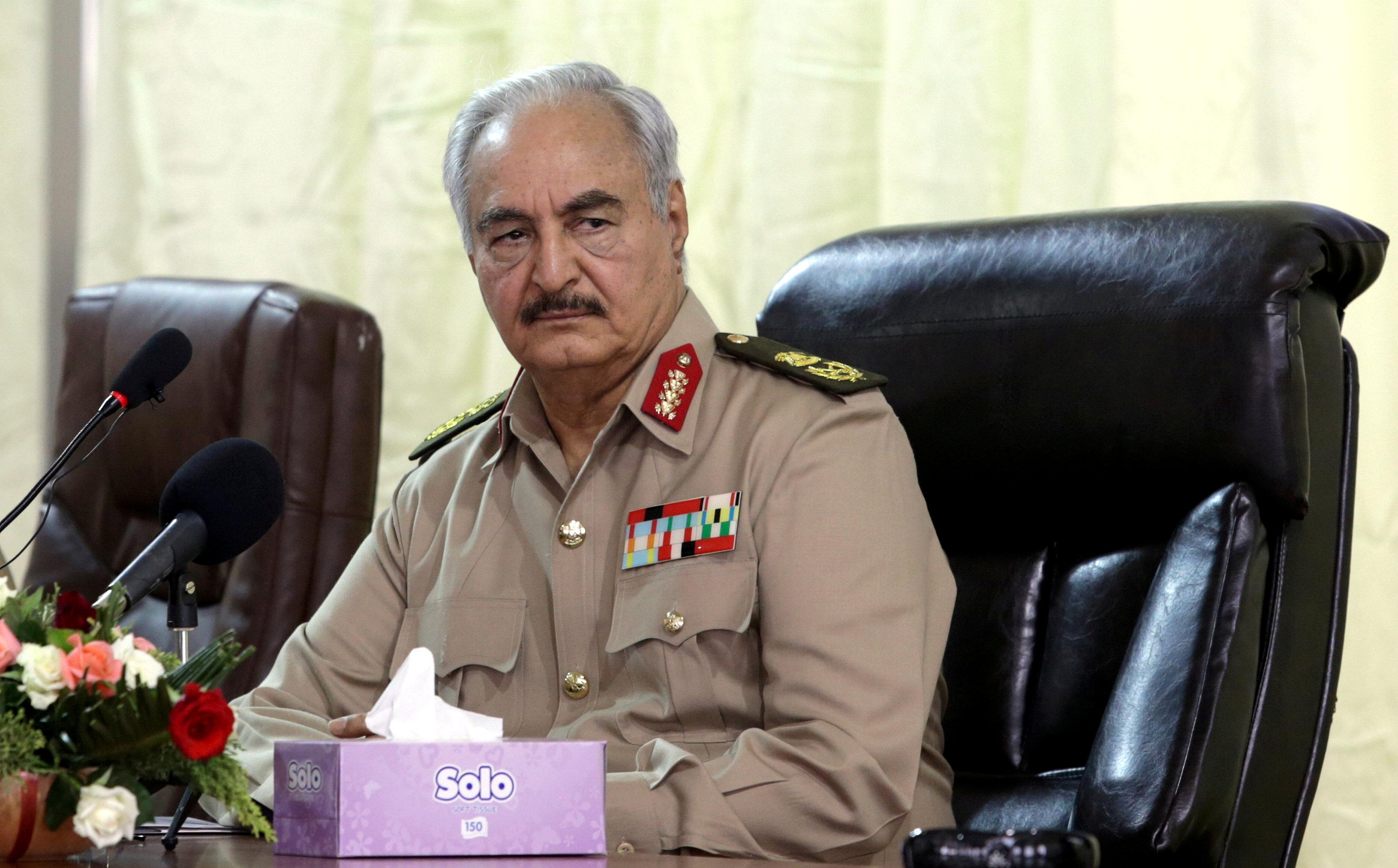 اللواء الليبي المتقاعد خليفة حفتر - رويترز