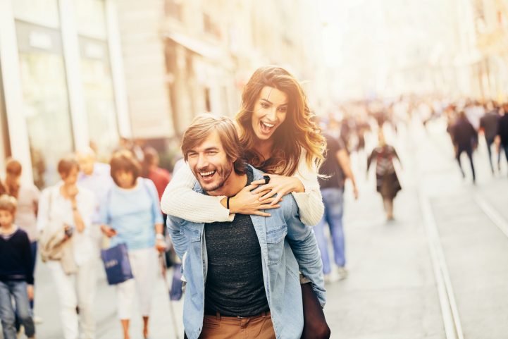 iStock/ التواصل الجيد أمر بالغ الأهمية لأي علاقة. عندما تدخل في علاقة وأنت في الثلاثينيات من عمرك، يجب أن تكون قادراً على التحدث إلى شريكك بصراحة وصدق.